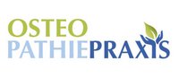 Logo der Osteopathie Praxis mit grün-blauem Schriftzug und stilisierter Hand mit Blatt als Symbol für ganzheitliche Behandlung